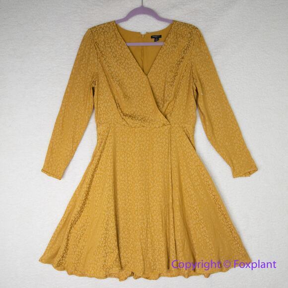 Ann Taylor Cheetah Jacquard Faux Wrap V-neck Light Lined Belted Dress, size 8P - Picture 5 of 16